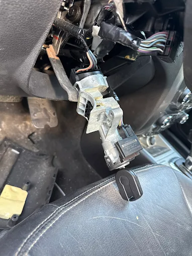 Ignition & Key Fob Replacement Pittsburgh – LocKey Locksmith technician programming fob